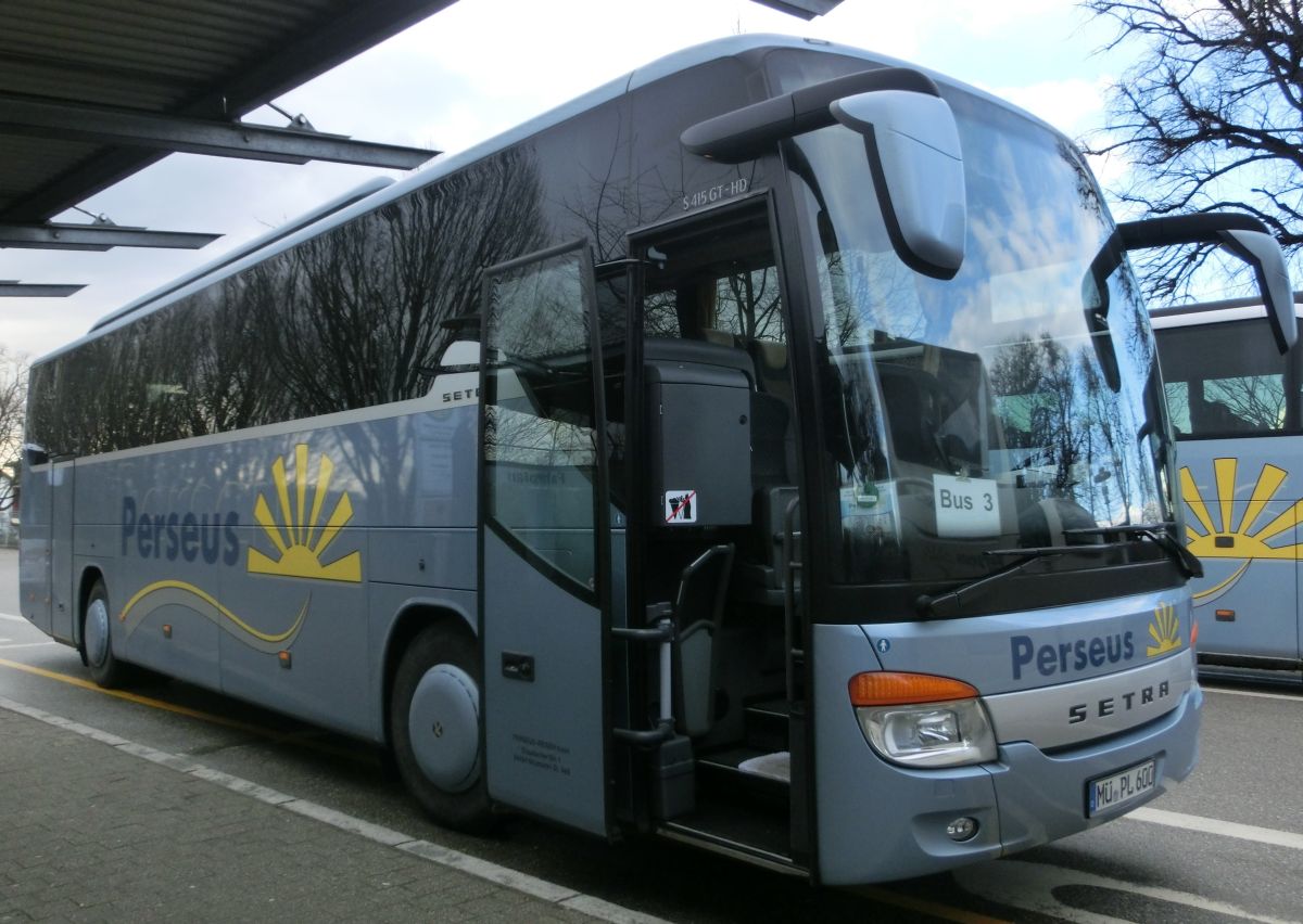 Dieser Setra S 415 GT-HD mit Hecktür ist seit 2012 im Fuhrpark von Perseus-Reisen aus Neumarkt-St. Veit. Zur Ausstattung gehören 42 Setra-Schlafsessel vom Modell 'Voyage Supreme' (zzgl. Reiseleitersitz), eine TV-Anlage mit zwei ausfahrbaren Flachbildschirmen und ein Fußboden in dunkler Holzoptik. Aufgrund der Hecktür befinden sich bei diesem Fahrzeug die Bordküche und die Toilette im Heck. Angetrieben wird Reisebus aus der Setra ComfortClass von einem Reihensechszylinder Typ MB OM 457 LA (BlueTecEEV) mit 315 kW (428 PS) und dem Sechsgang-Schaltgetriebe MB GO 210-6.
Aufgenommen wurde er hier am 2. 4. 2015 am Bahnhof in Ampfing, als er auf einem Schienenersatzverkehr zwischen Mühldorf/Inn und Ampfing (Bahnstrecke Mühldorf - München) im Einsatz war.