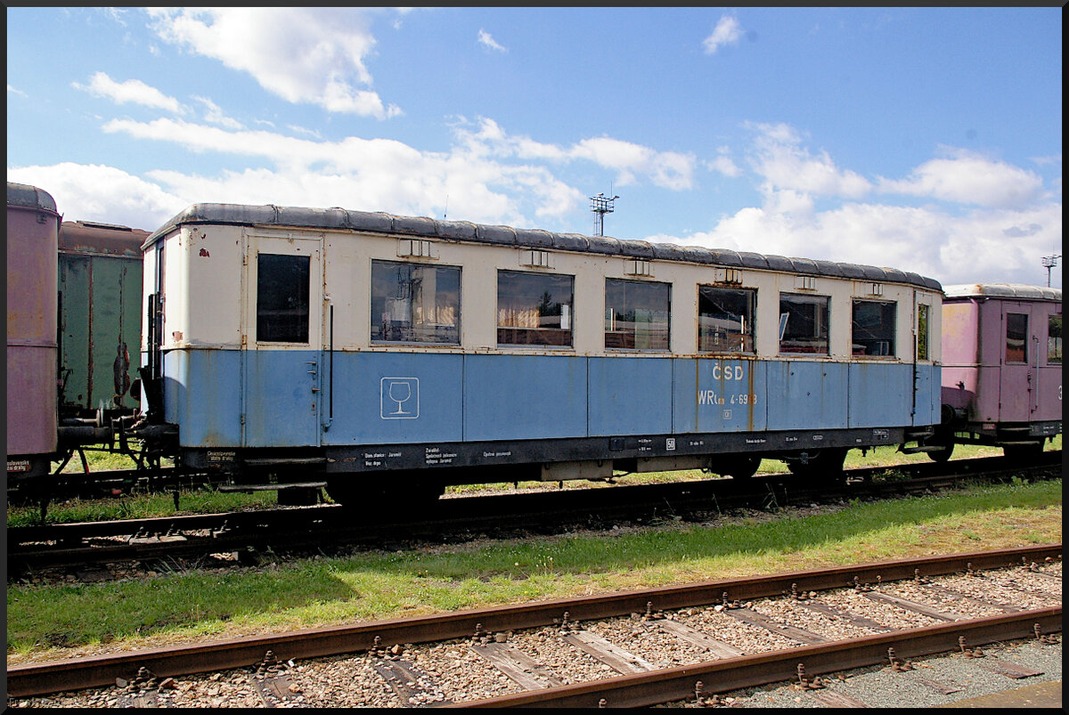 Dieser zweiachsige Speisewagen ČSD WRlm 4-6998 stand am 21.05.2022 im Eisenbahnmuseum Jaroměř.