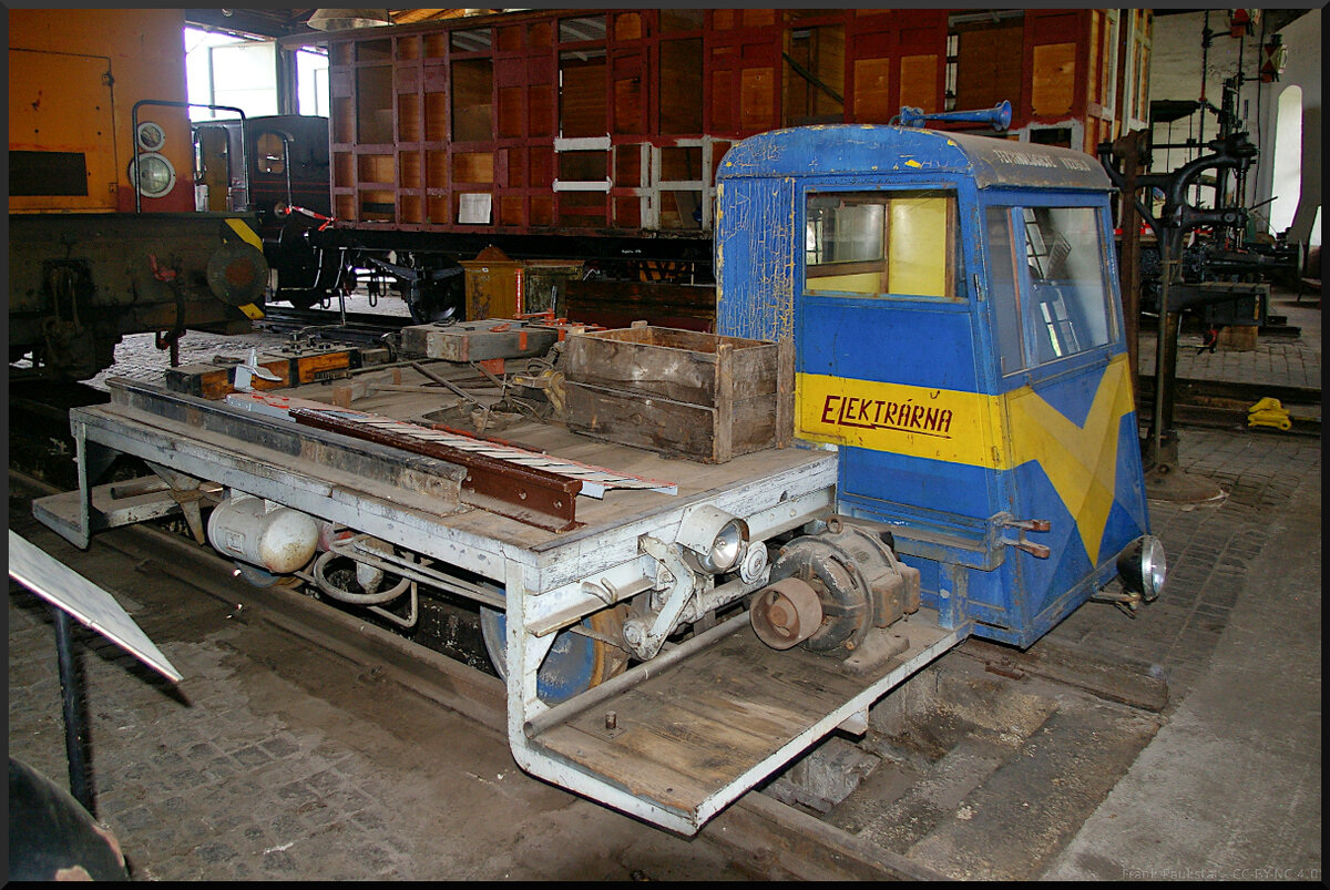 Dieses kleine Gleisarbeitsfahrzeug wurde bei Tatra im Jahr 1967 gebaut und lief bei der ČSD als Vm 14/52. Aus gestellt stand das Bahndienstfahrzeug im Lokschuppen des Eisenbahnmuseum Jaroměř.

Jaroměř, 21.05.2022
