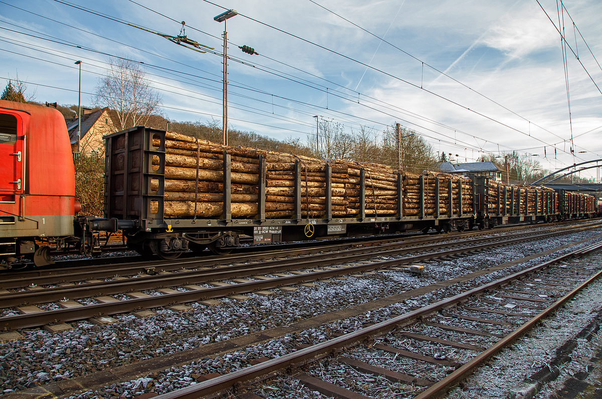 Direkt hinter der 151 099-9 drei vierachsiger Holztransportwagen (Drehgestell-Flachwagen mit Rungen und Stirnwänden) der Gattung Rnoos-uz, der Rail Cargo Austria (zur ÖBB), beladen mit Fichten-Rundholz, am 22.12.2021 im Zugverband bei einer Zugdurchfahrt in Kreuztal. Es waren von links nach rechts der 31 81 3523 474-4 A-RCW,
31 81 3523 565-9 A-RCW und 31 81 3523 431-4 A-RCW.

Die ÖBB bzw. Rail Cargo Group zählen in ihrem Fuhrpark mehrere für den Holztransport dienliche Wagenkonstruktionen. Als eine der jüngsten Bauarten mit Drehgestellen ist der Rungenwagen Rnoos-uz zu nennen. Dieser Wagentyp wurde eigens für die ÖBB beschafft, die im eigenen Lande noch, dank staatlicher Unterstützung, umfangreiche Holztransporte durchführt. Im Bestand befinden sich rd. 300 Wagen, die eine LüP von fast 23 Meter erreichen. Für die Verzurrung des Ladesgutes mit Spanngurte oder ähnlichen sind im Wagenboden weitere Öffnungen vorgesehen. Der Wagen hat 9 Spanngurte und 10 fixe Rungenpaare.

Ein Wagen mit der Gattungsbezeichnung Rnoos-uz charakterisiert sich wie folgt:
R – Flachwagen in Regelbauart mit Drehgestellen
n – Lastgrenze > 60 t
oo – feste Stirnwände ≥ 2 m
s – geeignet für Züge bis 100 km/h
u – Ladelänge 20,7 m
z – Ladelänge 21 m (Rns)
