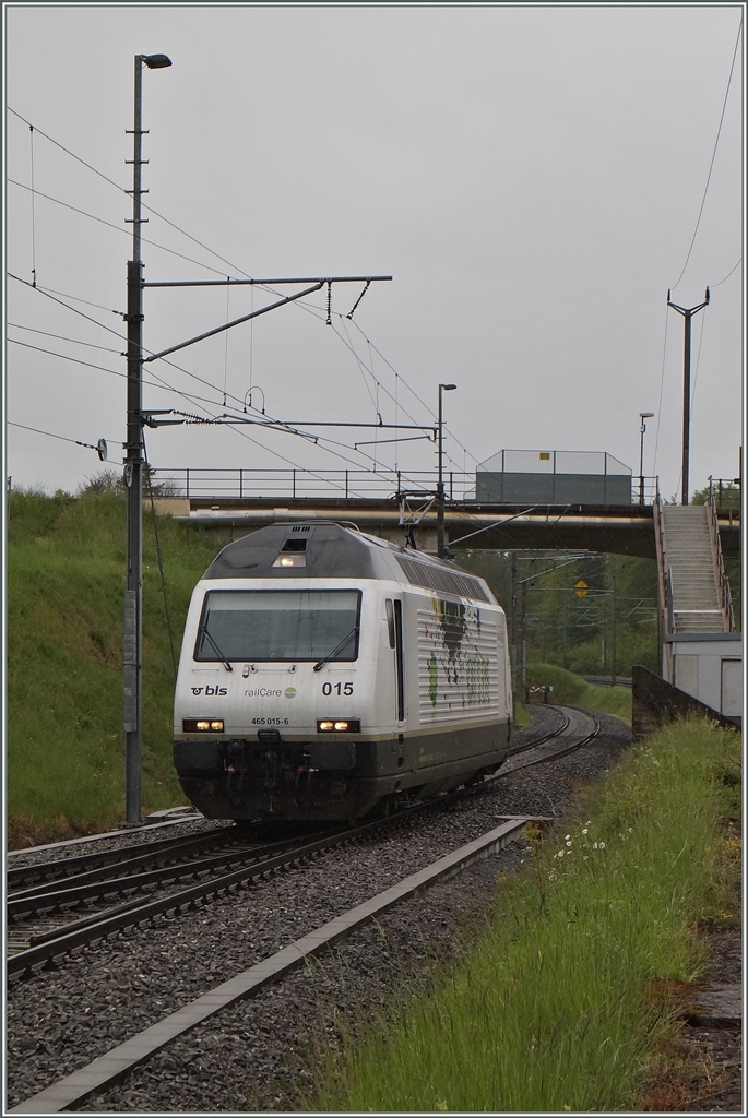 Doch es bleibt kaum Zeit für eine Pause: die BLS Re 465 465 015 (UIC N°: 91 85 4465 015 6)  CAT'S EYE  verläst ihren Zug.
Vufflens la Ville, den 28. April 2014