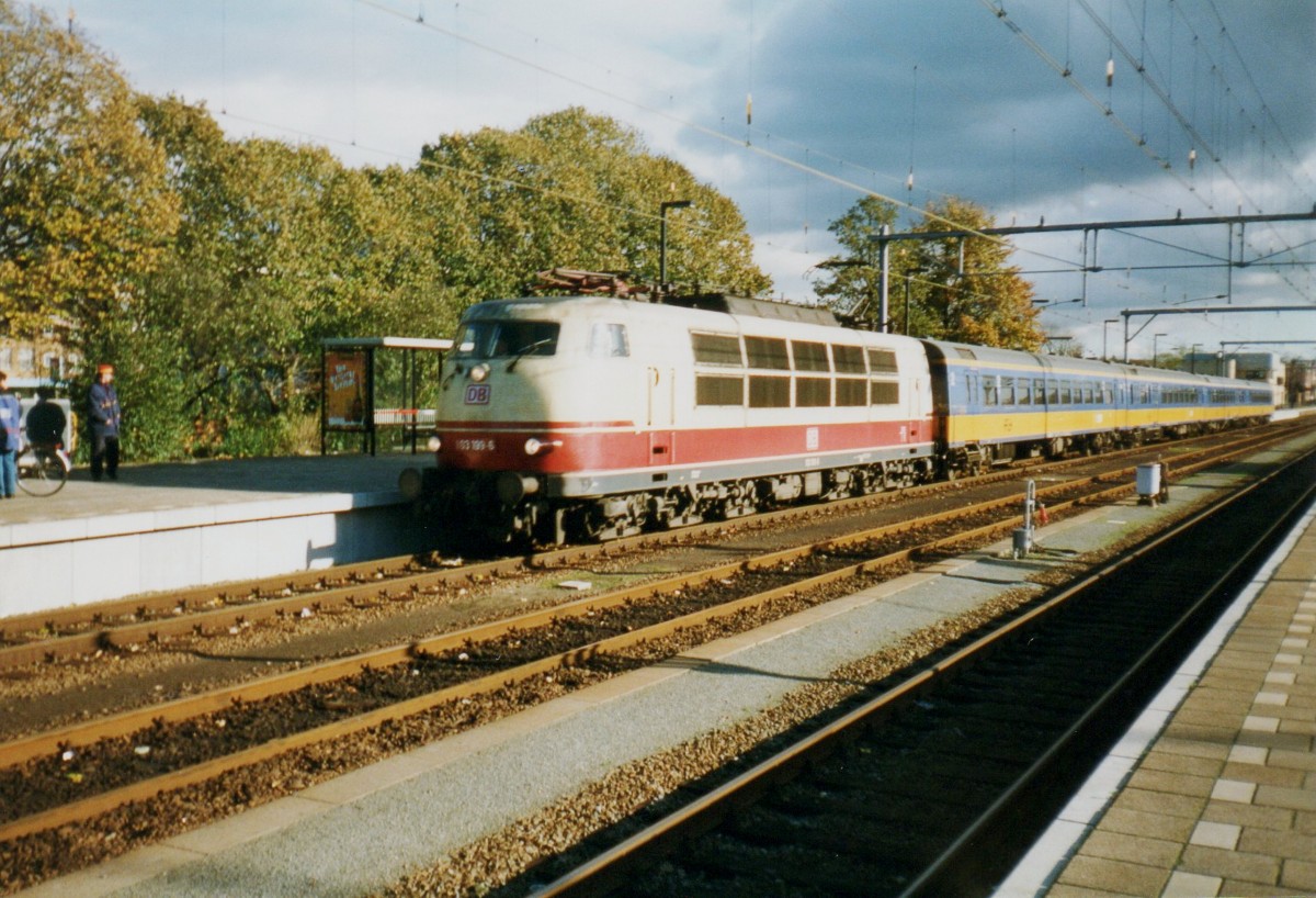  Donnerwetter  denkt 103 199 mit Niederl�ndischer D-Zug aus K�ln -hier in Venlo- am 27 Januar 1998 -und es fang an, zu Blitzen...