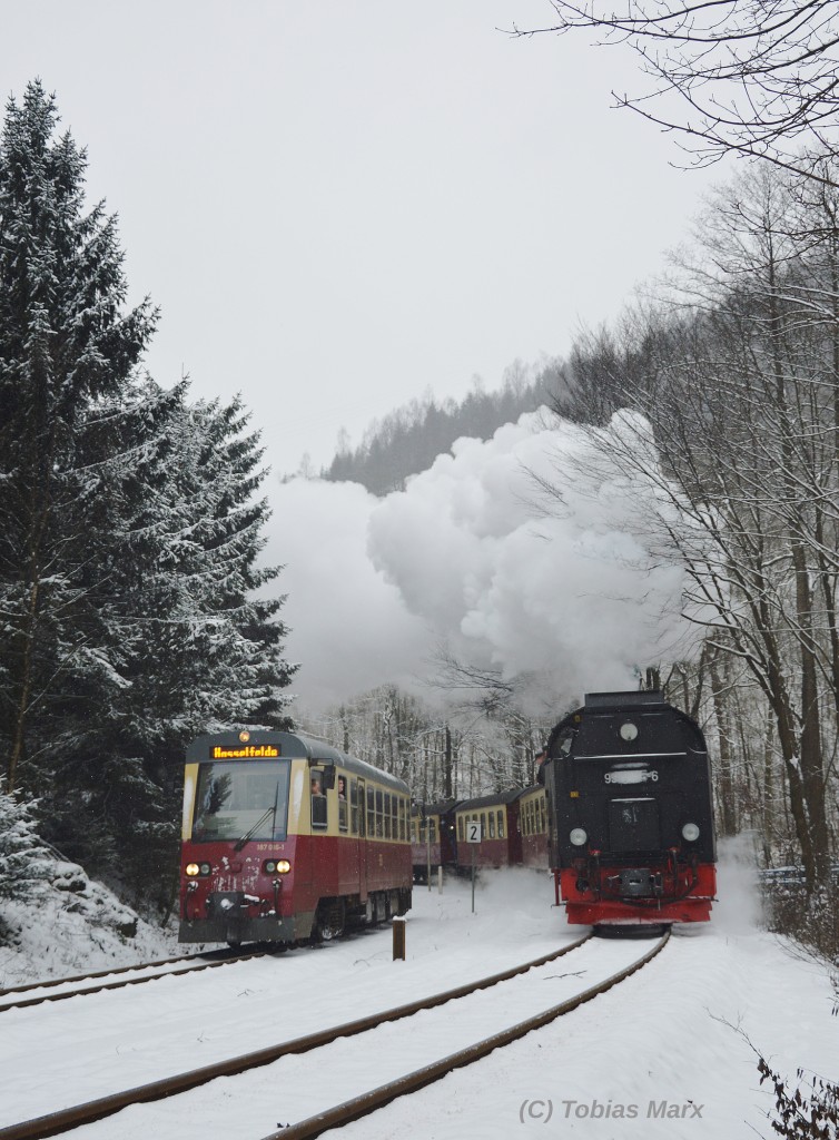 Doppelausfahrt aus Eisfelder Talmühle. 99 7245-6 mit N 8904 nach Drei-Annen-Hohne und 187 016-1 als N 8914 nach Stiege/Hasselfelde. Am 04.01.2016
