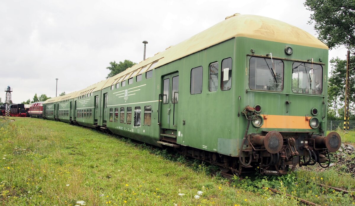 Doppelstockzug der DR im Eisenbahnmuseum Weimar am 05.08.2016. Dieser Zug ist der letzte erhaltene vierteilige Zug.
