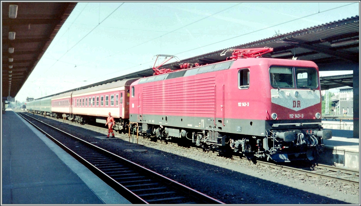  DR  112 143-3 mit eine Nachtzug nach Kiew und Russland in Berlin Lichtenberge.
April 1994 (Scan)