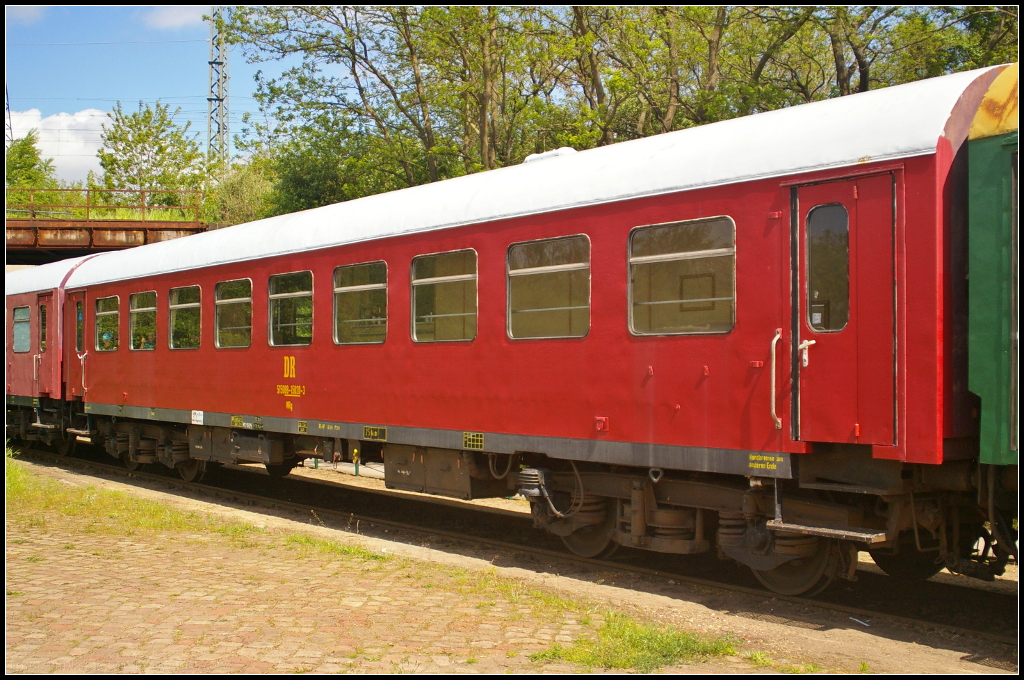 DR 51 50 88-15 020-3 WRg in Magdeburg Neustadt, 10.05.2015
<br><br>
In einem Pendelzug, der w�hrend des Familienfest der Eisenbahnfreunde Magdeburg e.V. fuhr, war dieser Speisewagen der Gattung WRg eingereiht.