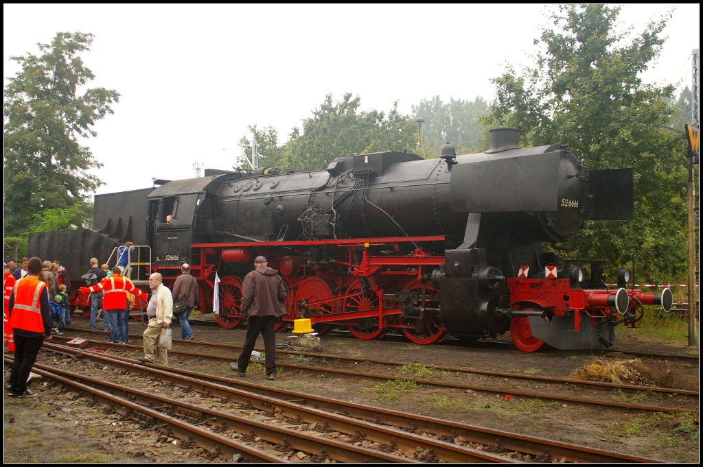 DR 52 6666-3 in Berlin-Schoeneweide, 20.09.2014
<br><br>
Die von Skoda Pilsen gebaute Lok kam 1943 zum Raw Chemnitz wo sie ihre Probefahrten absolvierte und die Abnahme bekam. Inzwischen ist sie mit ihren beiden Tendern Museumslok und wurde beim 11. Berliner Eisenbahnfest auf dem Vereinsgel�nde gezeigt.