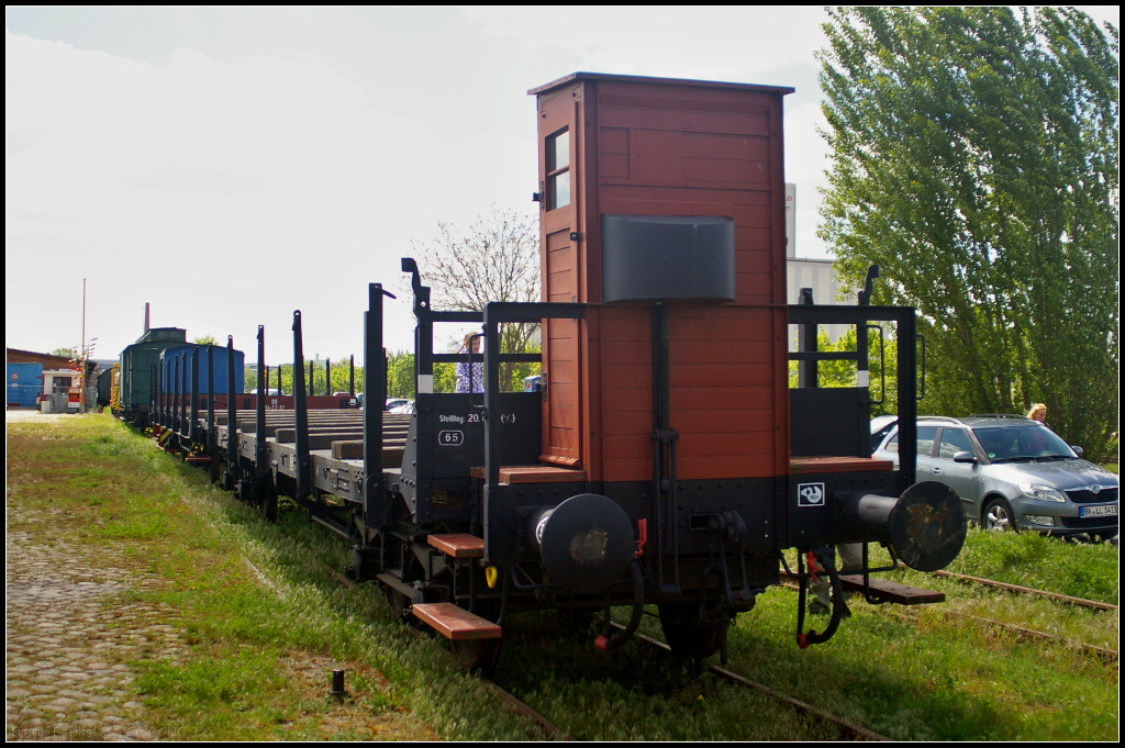 DR 65-21-50 SSa in Magdeburg Neustadt, 10.05.2015. Der Flachwagen mit Rungen und Bremserhaus stand während des Familienfest der Magdeburger Eisenbahnfreunde am Handelshafen.