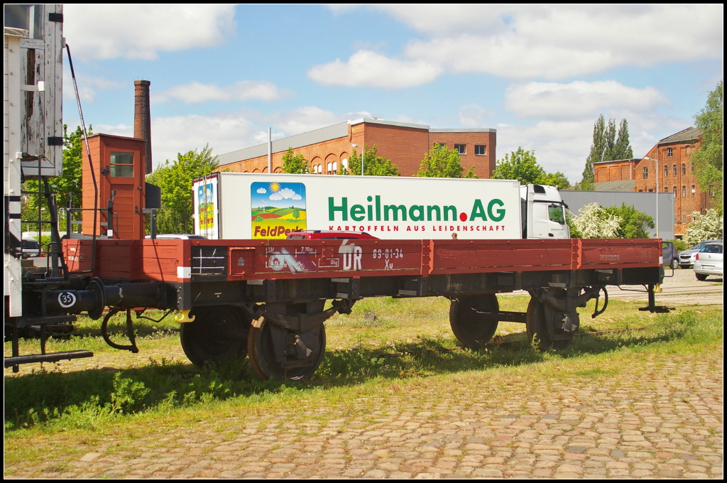 DR 89-01-34 Xu in Magdeburg Neustadt, 10.05.2015
<br><br>
Beum Familienfest der Magdeburger Eisenbahnfreunde stand dieser Niederbordwagen der Gattung Xu auf einem Seitengleis am Hafen. Das Bremserh�uschen geh�rt einem anderen Wagen.