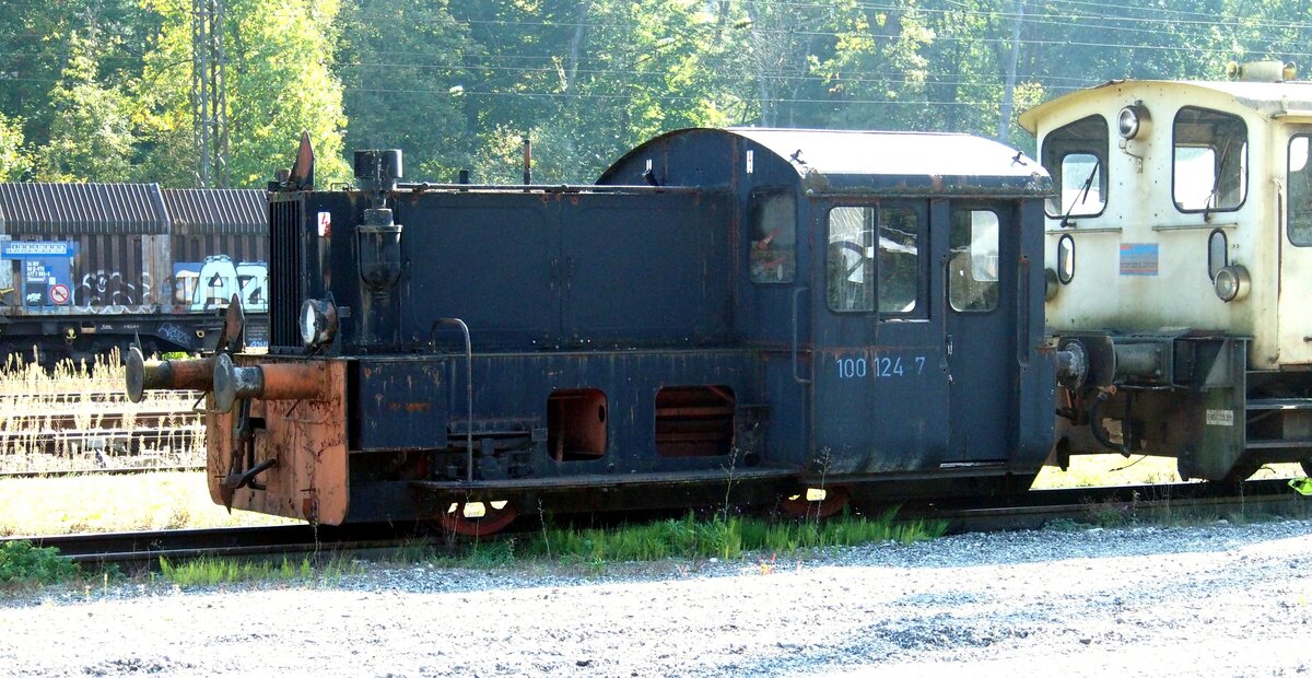 DR Köf Nr. 100 124-7 in Neu-Offingen am 09.10.2021. Die Aufnahme wurde von der Strasse aus durch die weiten Maschen eines Zaunes gemacht.