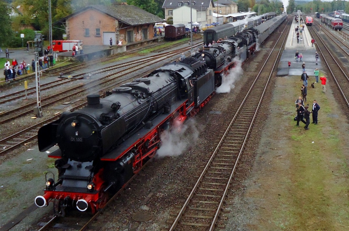 Dre Pazifiks, 01 150 am Spitze, verlässen mit der letzte Dampfpendelzug über die Schiefe Ebene Neuenmarkt-Wirsberg am 21 September 2014 und beenden damit das Spektakelfest  90 jahre Baureihe 01 . 