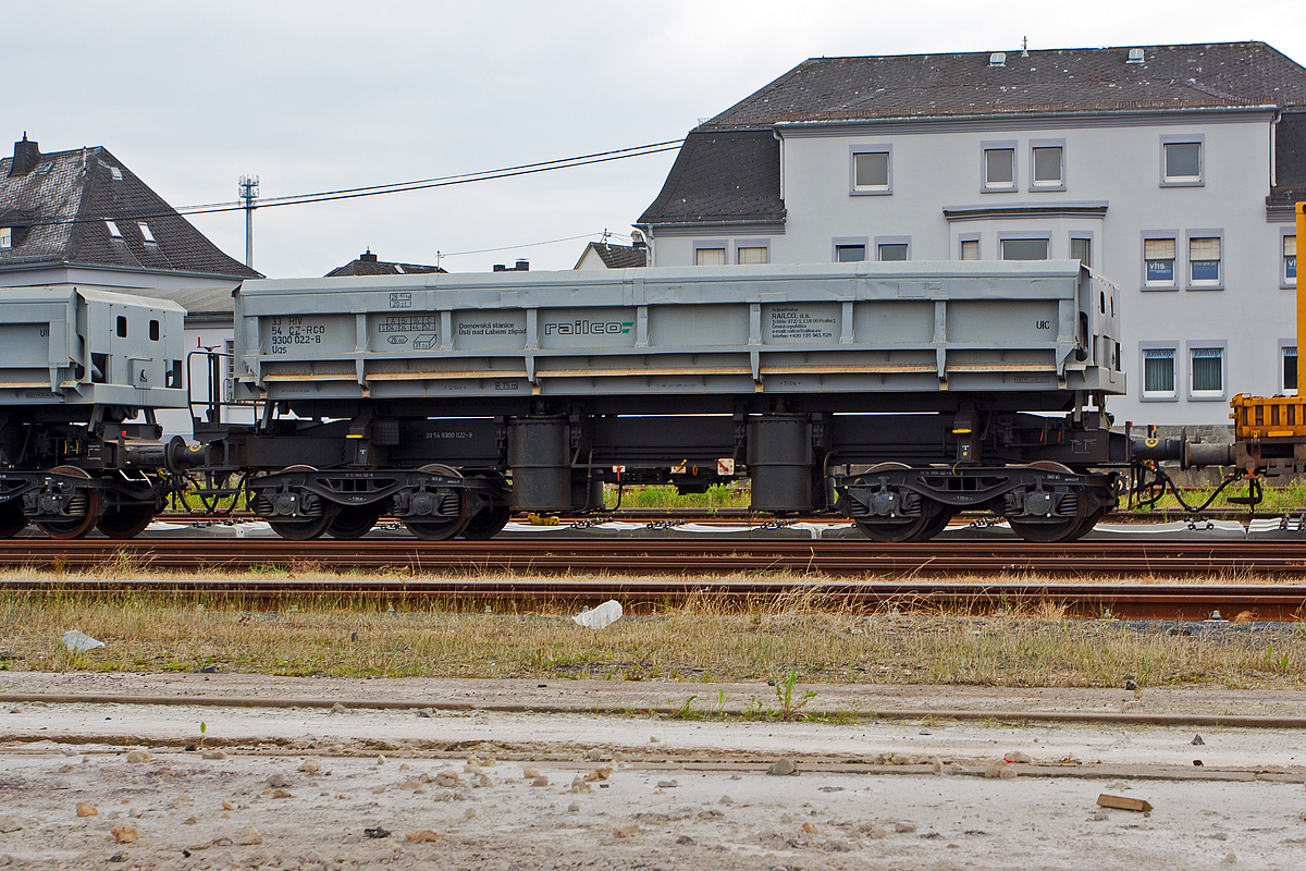 
Drehgestell-Schüttgutkippwagen mit pneumatischer Betätigung und vier Radsätzen der Gattung  Uas - deutsche Gattung Fas (33 54 9300 022-8 CZ-RCO) der tschechischen  Vermietungsfirma Railco  a.s. abgestellt am 02.08.2014 im Bahnhof Siershahn (Westerwald).

Technische Daten:
Spurweite: 1.435 mm
Länge über Puffer: 12.540 mm
Drehzapfenabstand: 7.500 mm
Gesamter Radsatzstand: 9.300 mm
Drehgestell-Radsatzstand: 1.800 mm
Ladefläche: 26,0 m²
Laderaum: 31,0 m³
Wagenhöhe: 3.205 mm
Wagenbreite: 3.080 mm
Höchstgeschwindigkeit: 100 km/h
Maximales Ladegewicht: 53 t
Eigengewicht: 28.150kg
Achslast: 20 t
Drehgestell-Bauart: Y 25 Cs
Kleinster befahrbarer Radius: 75 m