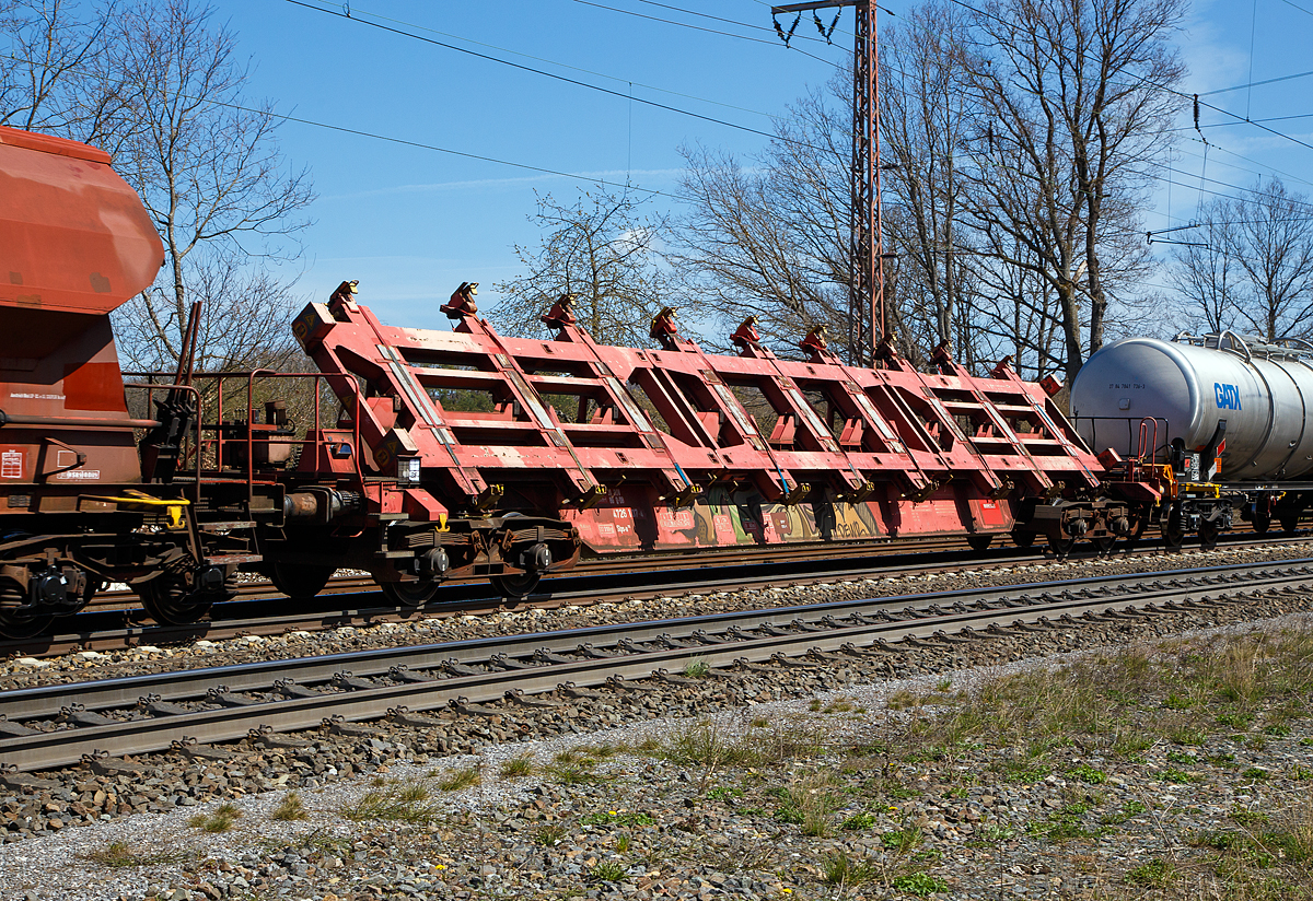 Drehgestellflachwagen für den Transport von Blechtafeln,31 80 4726 107-7 D-DB, der Gattung Slps-u 725, der DB Cargo Deutschland AG, am 22.04.2021 im Zugverband bei der Zugdurchfahrt in Rudersdorf (Kreis Siegen).

Der Slps-u 725 ist ein Schräglader und besonders für den Transport von Großblechen bis zu einer Breite von 5,50 m geeignet. Durch die Schrägstellung der Ladegerüste können Bleche bis zu 3.970 mm ohne Lademaßüberschreitung befördert werden.

Diese Flachwagenbauart ist für den Transport von Großblechen vorgesehen, wobei für die Be- und Entladung die waagerechte Lage des hydraulisch schwenkbaren Ladegerüstes vorteilhaft ist. Zur optimalen Ausnutzung der jeweiligen Begrenzungen beim Transport ist jedoch eine der vielen einstellbaren Schräglagen möglich.

Das vollständig geschweißte Untergestell besteht aus einem Hohlträger, die beiden Hauptquerträger und die Kopfstücke, die für den Einbau der Z-AK vorbereitet sind. Fest verschweißt mit dem Untergestell sind die Tragkonsolen für die Ladegerüste.

Die Ladeeinrichtung besteht aus drei Ladegerüsten, die in Stufen von 2° bis 50° (Mittelgerüst bis 60°) schwenkbar sind. An beiden Seiten des Ladegerüstes sind zur Breiteneinstellung für Ladegüter von 2.850 mm bis 5.500 mm in Stufen von 20 mm von Hand verstellbare Schubriegel vorhanden, die durch Sicherungsbolzen gehalten werden. Zum Sichern des Ladegutes sind die Enden aller Schubriegel mit Halteklauen versehen, im mittleren Bereich sind Ladeschwellen angeordnet. Zur Ladegutsicherung sind an jedem Querträger (Schubriegel) Spanngurte mit Winde und Kantenschutz vorhanden. An den Stirnenden der äußeren Ladegerüste sind kurze feste Rungen zur Aufnahme der Längskräfte vorhanden. Außerdem sind auf den Ladegerüsten versenkbare Rungen zur Aufnahme der Längskräfte bei kurzen Ladungen vorhanden (Längenverteilung).

Das Ladegerüst kann mit dem Ladegut durch eine einfach zu bedienende und betriebssichere hydraulische Einrichtung nach einer Seite geschwenkt werden. Sie besteht aus vier mit einer Synchronisiereinrichtung ausgerüsteten Differentialzylindern, die zwischen Untergestell und Ladegerüst angeordnet sind, einem E-Motor-Pumpen-Aggregat mit Ölbehälter, Sicherheitsventil und drei Handsteuerventilen. Die Ladegerüste werden durch hydraulische Sperrventile in allen Lagen gesichert und zusätzlich in den End- und Zwischenstellungen mechanisch gesichert. Für den Schwenkvorgang von 0° bis 50° werden ca. 5 Minuten benötigt.

TECHNISCHE DATEN:
Achsanzahl: 4
Drehzapfenabstand: 17.000 mm
Achsabstand im Drehgestell: 1.800 mm
Länge über Puffer: 22.040 mm
Max. Ladelänge: 19.000 mm
Eigengewicht: 32.310 kg
Kleinster befahrbarer Radius:
Ladegerüst waagerecht und bis 44° geneigt 60 m
bis 46° geneigt 75 m
bis 48° geneigt 90 m
bis 50° geneigt 140 m
Lastgrenze bei Streckenklasse D: 57,5 t
Bremse: KE-GP-A
Bremssohle: IB 116
Feststellbremse: keine
Verwendungsfähigkeit: RIV