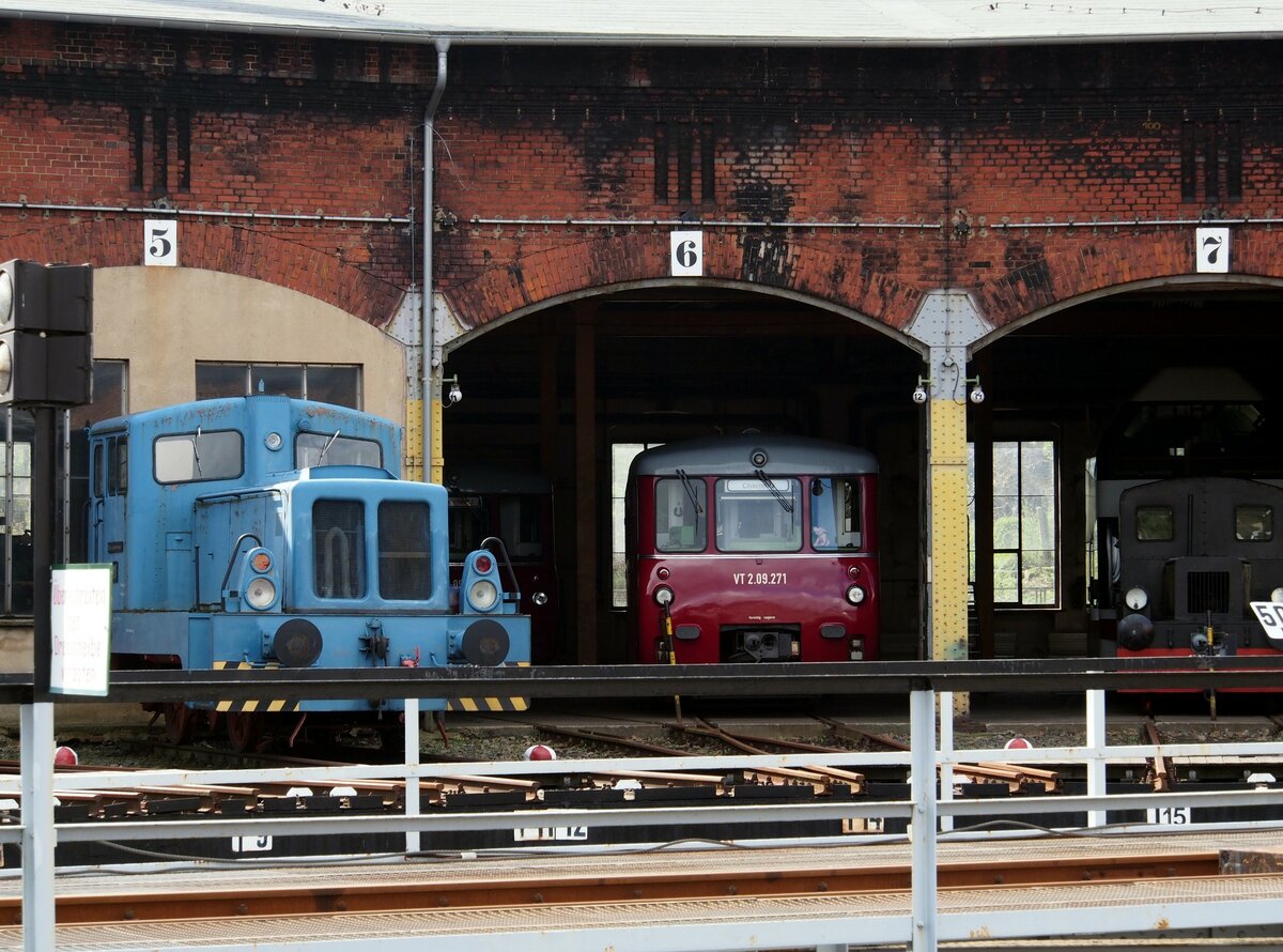 Drehscheibe im Sächsischen Eisenbahnmuseum in Chemnitz mit Diesellok 11 und Ferkeltaxe VT 2.09.211 am 19.04.2017.