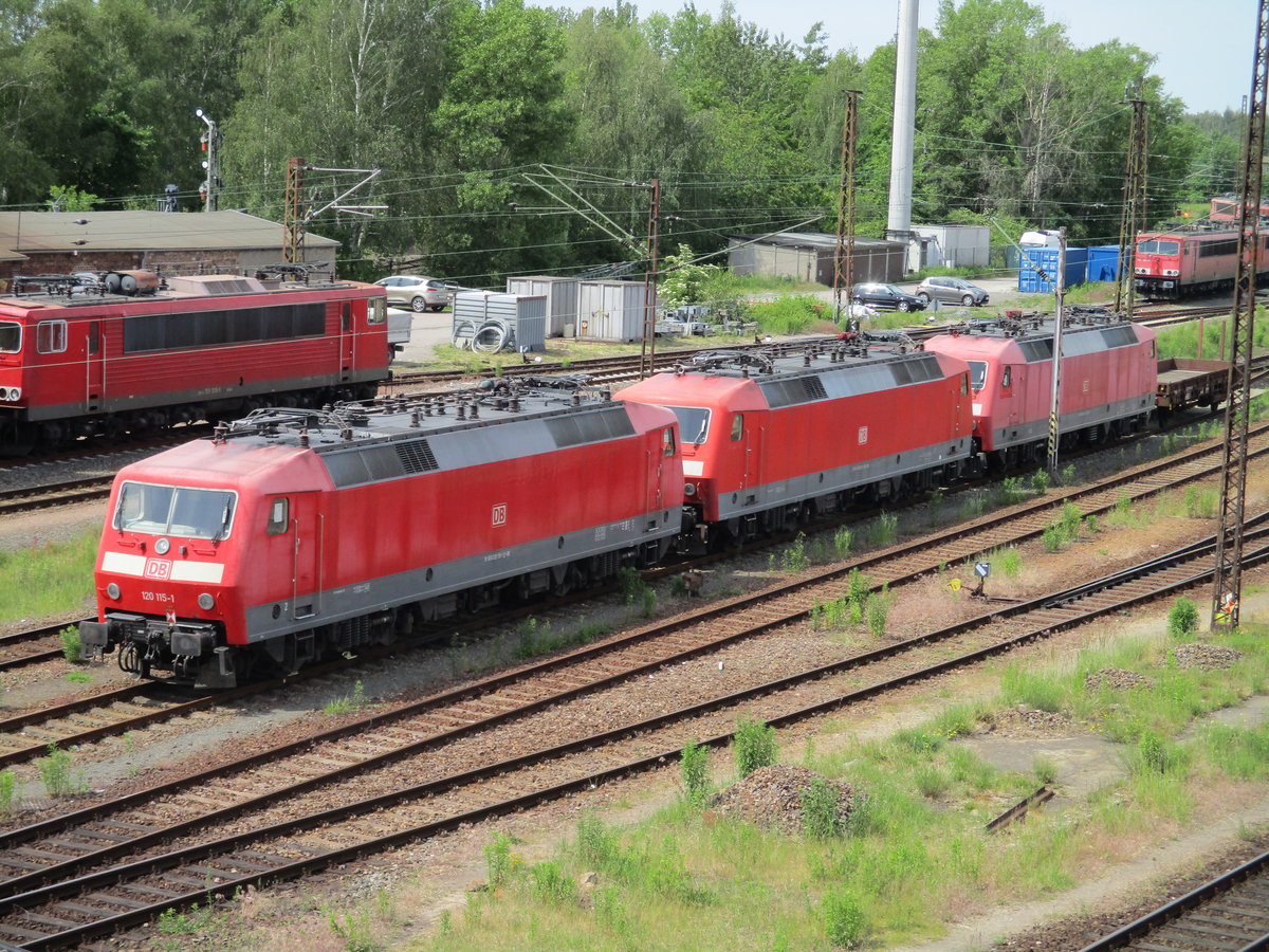 Drei abgestellte 120er,am 03.Juni 2020,im Bw Leipzig Engelsdorf.