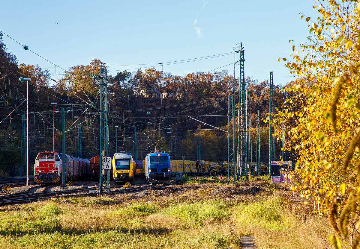 Drei auf einen Streich....
Blick in den Rbf Betzdorf/Sieg am 09.11.2021, von links nach rechts sind hier: 
•	Die KSW 47 (92 80 1271 027-5 D-KSW), ex D 2 der HFM, eine Vossloh G 1000 BB der KSW (Kreisbahn Siegen-Wittgenstein).
•	Der Dieseltriebzug VT 262 (95 80 0648 162-5 D-HEB / 95 80 0648 662-4 D-HEB) ein Alstom Coradia LINT 41 der HLB (Hessische Landesbahn).
•	Die Siemens „Smartron“ 192 007-3 / E 192-SP-100 (91 80 6192 007-3 D-SGL) „Der Weg ist das Ziel“ der SPITZKE SE (Großbeeren), mit einem sehr langen Bauzug und der Plasser & Theurer Planumssanierungs- und Reinigungsmaschine RPM-RS-900 „Katharina die Große“, Schweres Nebenfahrzeug Nr. D-SPAG 99 80 9415 004 – 1 (ex 97 19 35 501 18-1).
