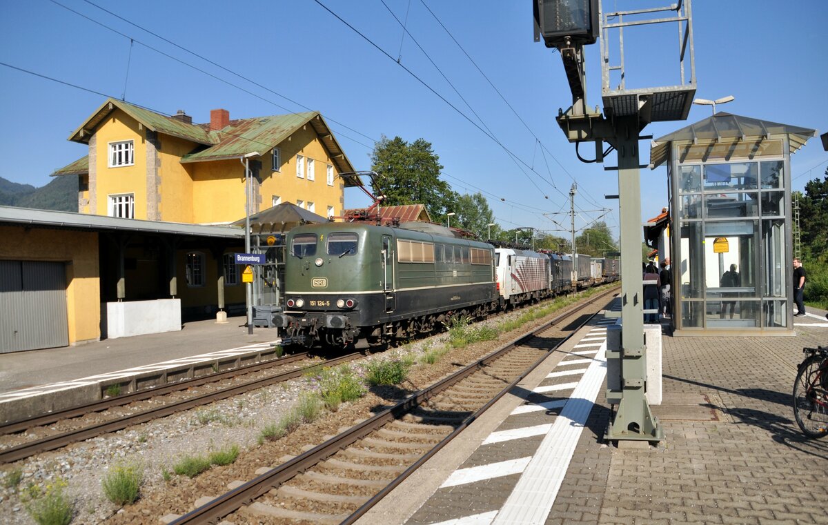 Dreifachbespannung für einen langen Sattelaufliegerzug 151 124-5 von SRI führt, dann 189 von Lokomotion und 182 von MRCE Dispo in Brannenburg am 11.08.2022. Die Wartezeit auf den Bus zur Talstation der Wendelsteinbahn machte die Aufnahme möglich.