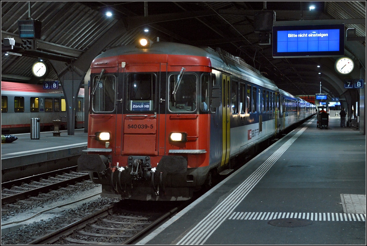 Drittletzter Planeinsatz von RBe 540 bei der SBB. 

Feierabend in Zrich. Der Zug mit RBe 540 039-5 und 034-6 wird nun weggestellt. Oktober 2014