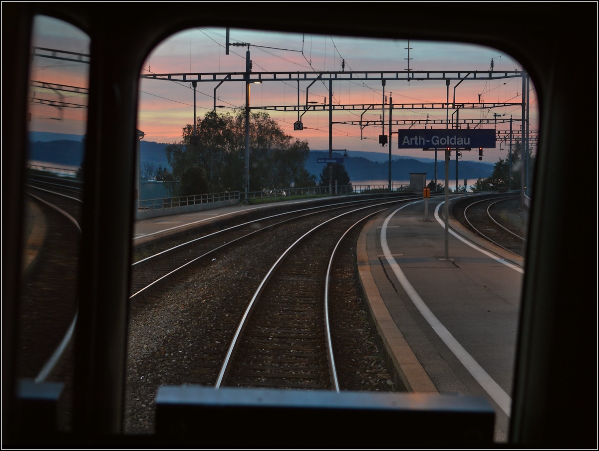 Drittletzter Planeinsatz von RBe 540 bei der SBB. 

Aufenthalt in Arth-Goldau. Blick vom Einstiegsbereich nach vorne bis hin zum Zuger See. Oktober 2014