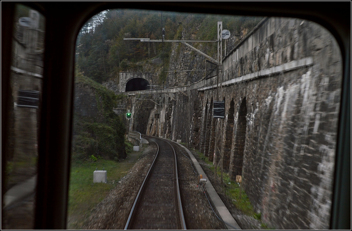 Drittletzter Planeinsatz von RBe 540 bei der SBB. 

Blick vom Einstiegsbereich des RBe 540 039-5 auf die Gotthardzufahrt; verschlungene Verkehrswege bei Sisikon. Oktober 2014