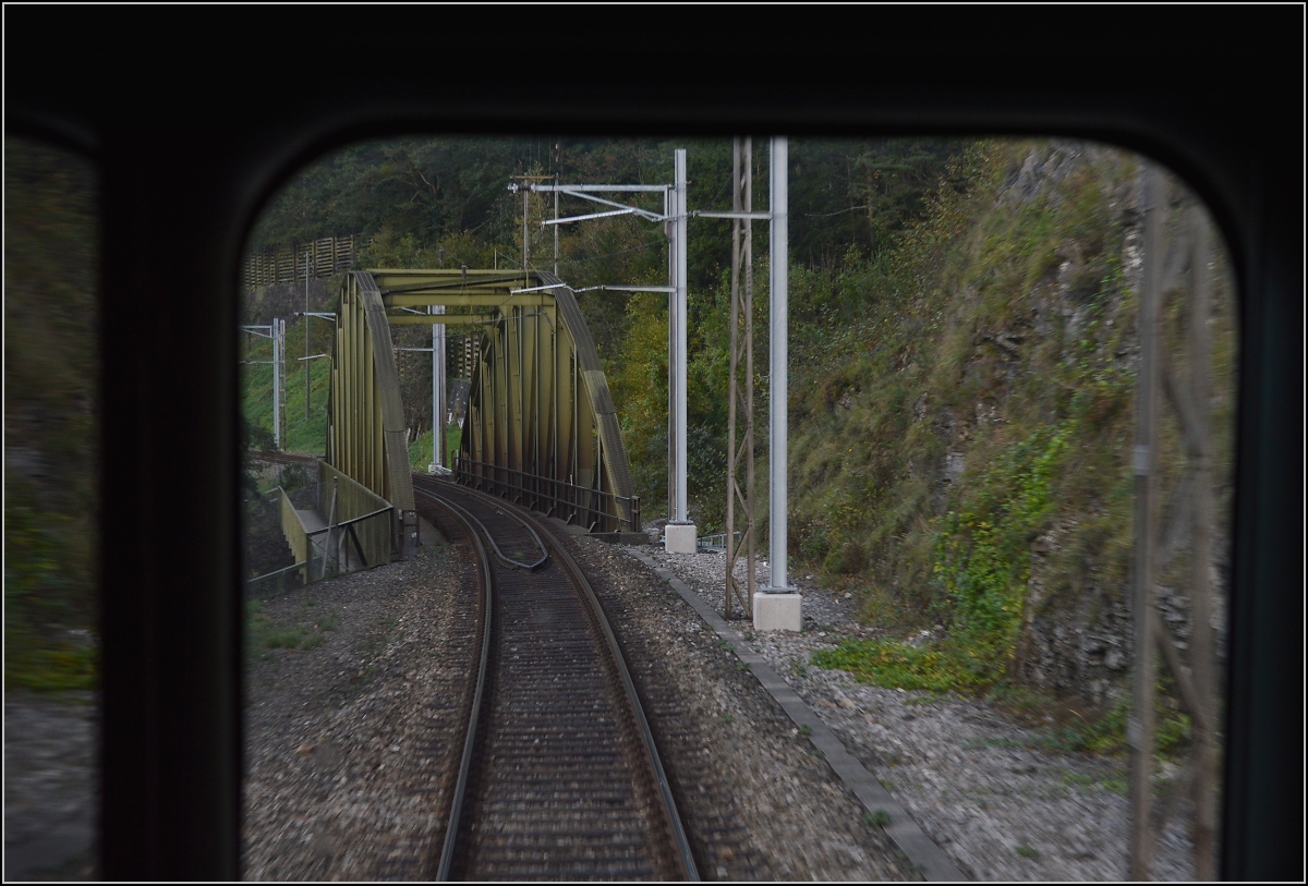 Drittletzter Planeinsatz von RBe 540 bei der SBB. 

Blick vom Einstiegsbereich des RBe 540 039-5 auf die Gotthardzufahrt und eine schne Bogenbrcke. Oktober 2014