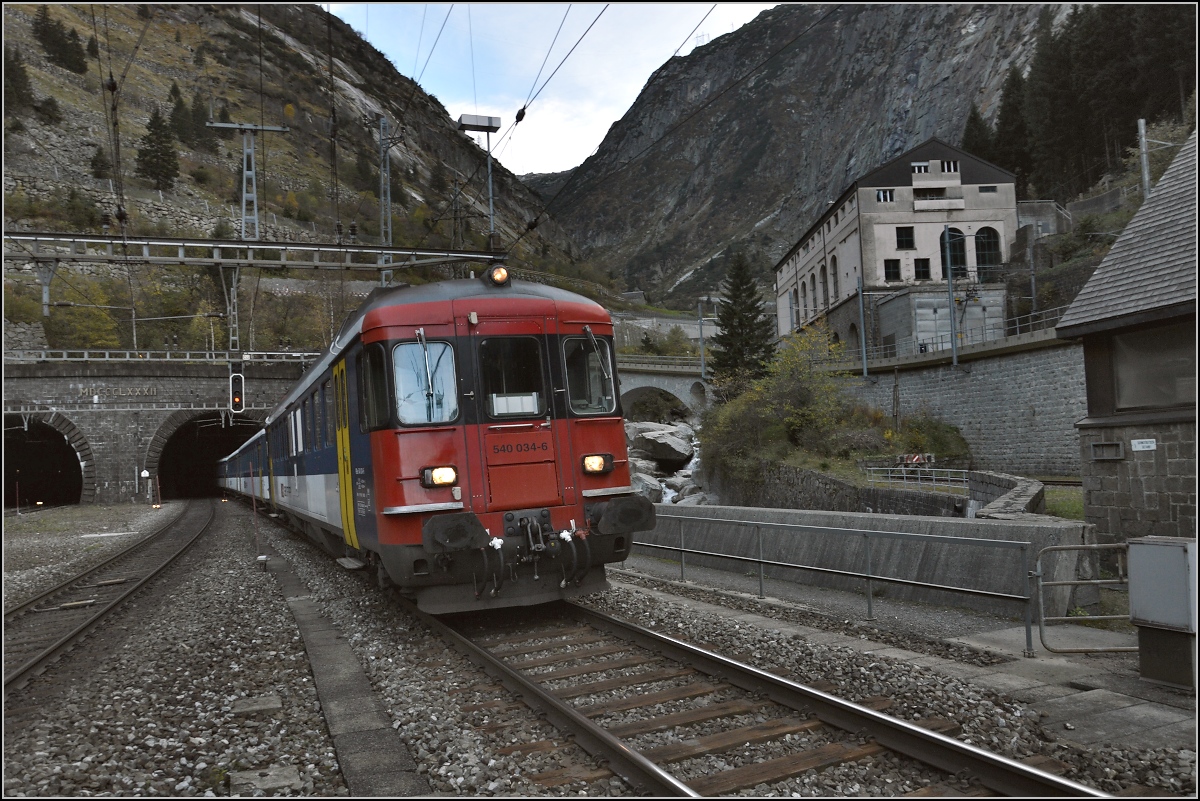 Drittletzter Planeinsatz von RBe 540 bei der SBB. 

Weil es so sch�n ist nochmal... Der Zug mit RBe 540 039-5 und 034-6 kommt aus dem Gotthardtunnel heraus. Oktober 2014
