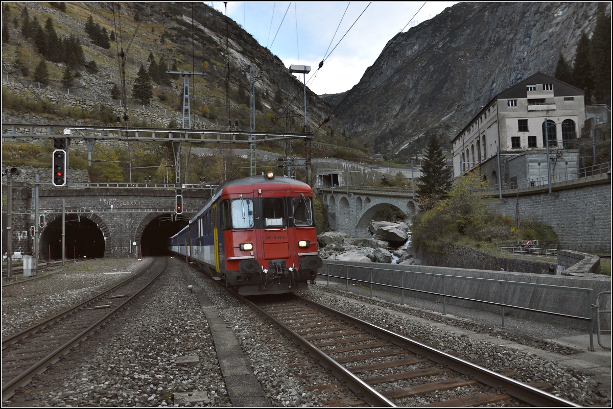 Drittletzter Planeinsatz von RBe 540 bei der SBB. 

Die Stunde der R�ckkehr nach Z�rich wartet. Der Zug mit RBe 540 039-5 und 034-6 kommt aus dem Gotthardtunnel heraus. Rechts die Strecke der MGB Richtung Andermatt. Oktober 2014