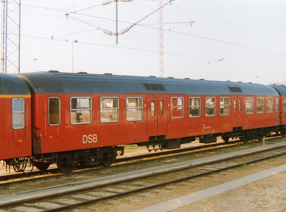 DSB  Bn mit Nummer 50 86 20 84 757-6  Kopenhagen, Denemarken 25-04-1993. Bild und scan: Hans van der Sluis

DSB tweede klasse rijtuig type Bn met nummer 50 86 20 84 757-6  Kopenhagen, Denemarken 25-04-1993. Scan van foto.