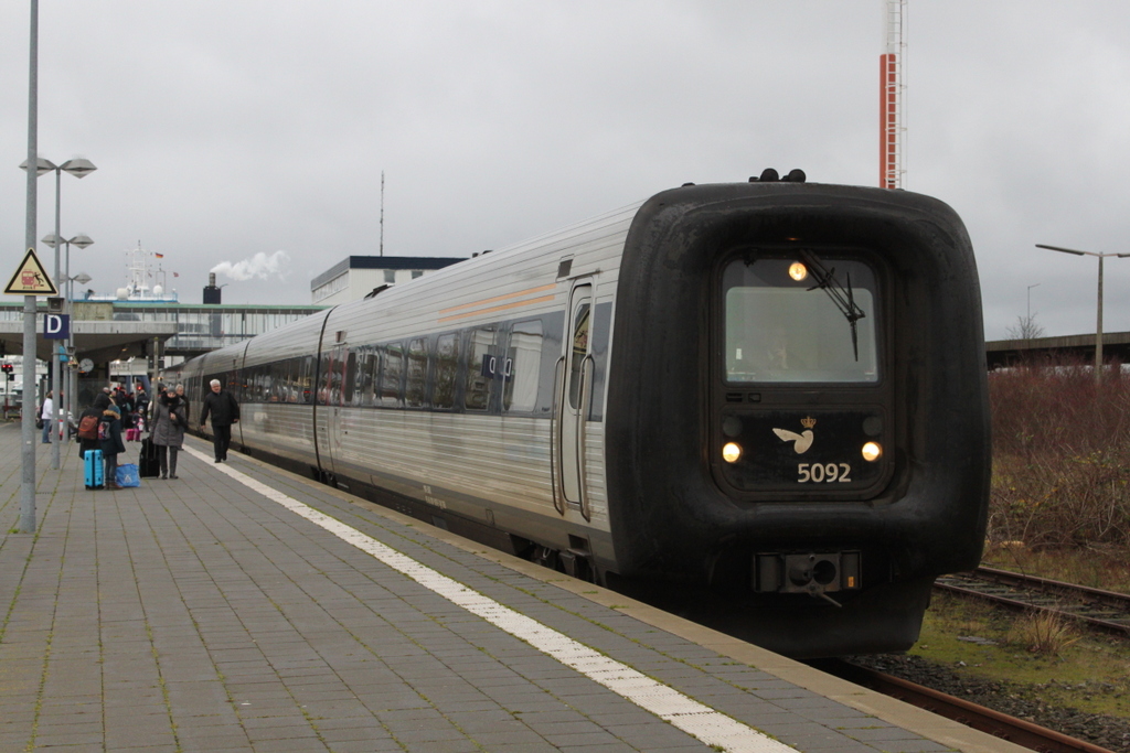 DSB-Gumminase 5092 als EC 38(Kbenhavn-Hamburg)bei der Einfahrt im Bahnhof Puttgarden.12.12.2017