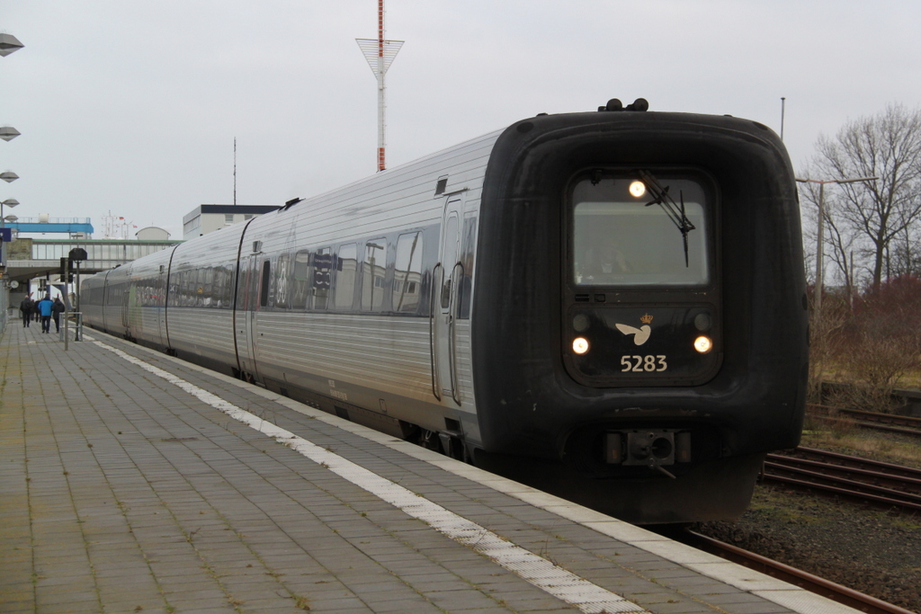 DSB-Gumminase 5283 als EC 38(Kbenhavn-Hamburg)bei der Ausfahrt im Bahnhof Puttgarden.28.12.2016