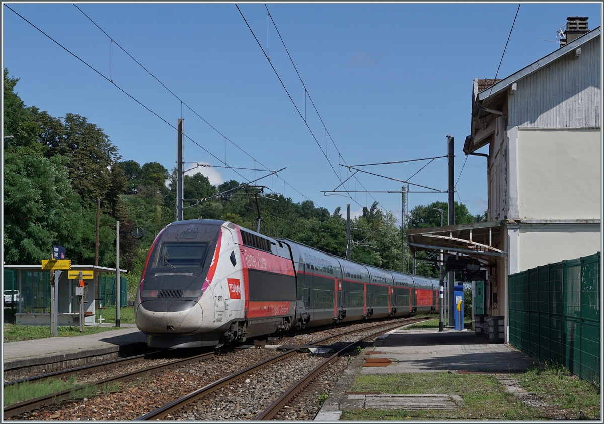 Durch die letzte Station in Frankreich der Strecke Lyon - Genève, Pougny-Chancy, fährt der TGV Lyria 4717 in Richtung Genève.

 16. Aug. 2021

