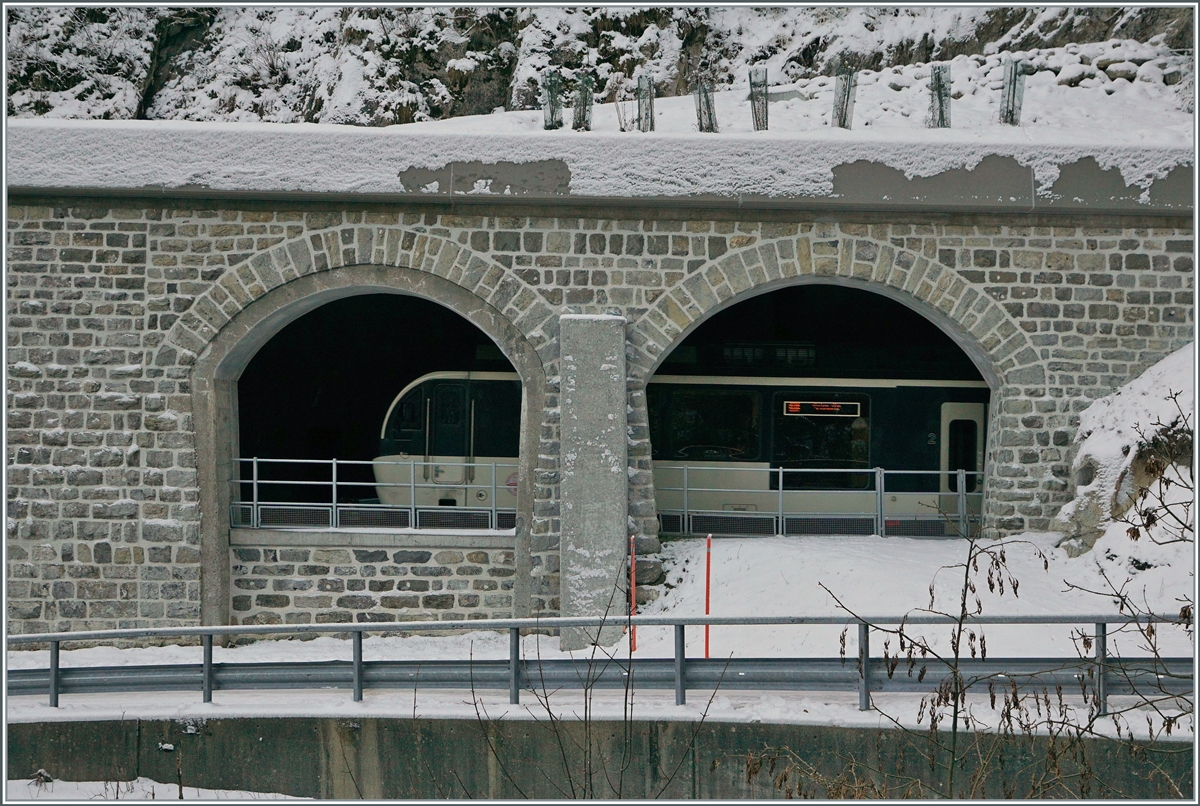 Durch die neu renovierte Schuzt-Gallerie bei Montbovon ist ein MOB Be 4/4 Serie 9000 auf dem  Weg nach Zweisimmen. 

3. Dez. 2020