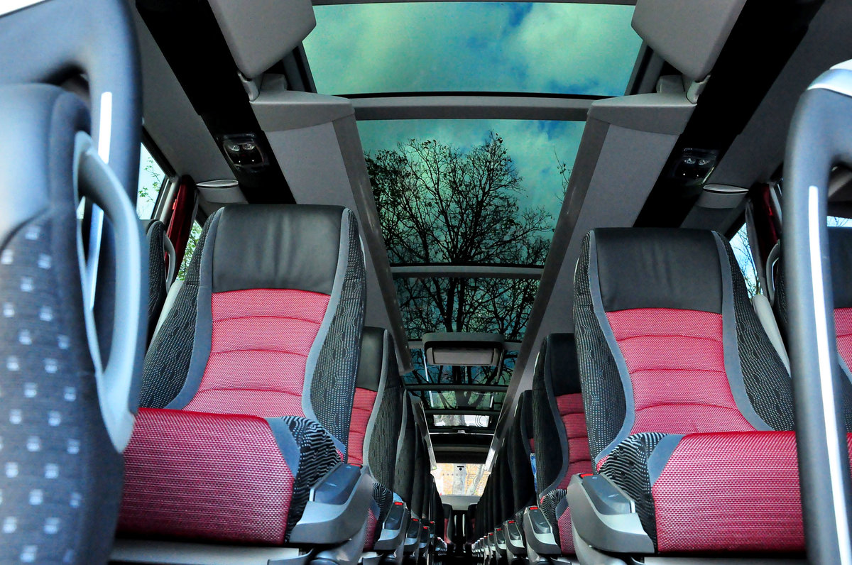 Durchgehendes Glasdach im Luxus-Setra 516 HDH vom Reisedienst B�LCK aus der BRD in Krems gesehen.