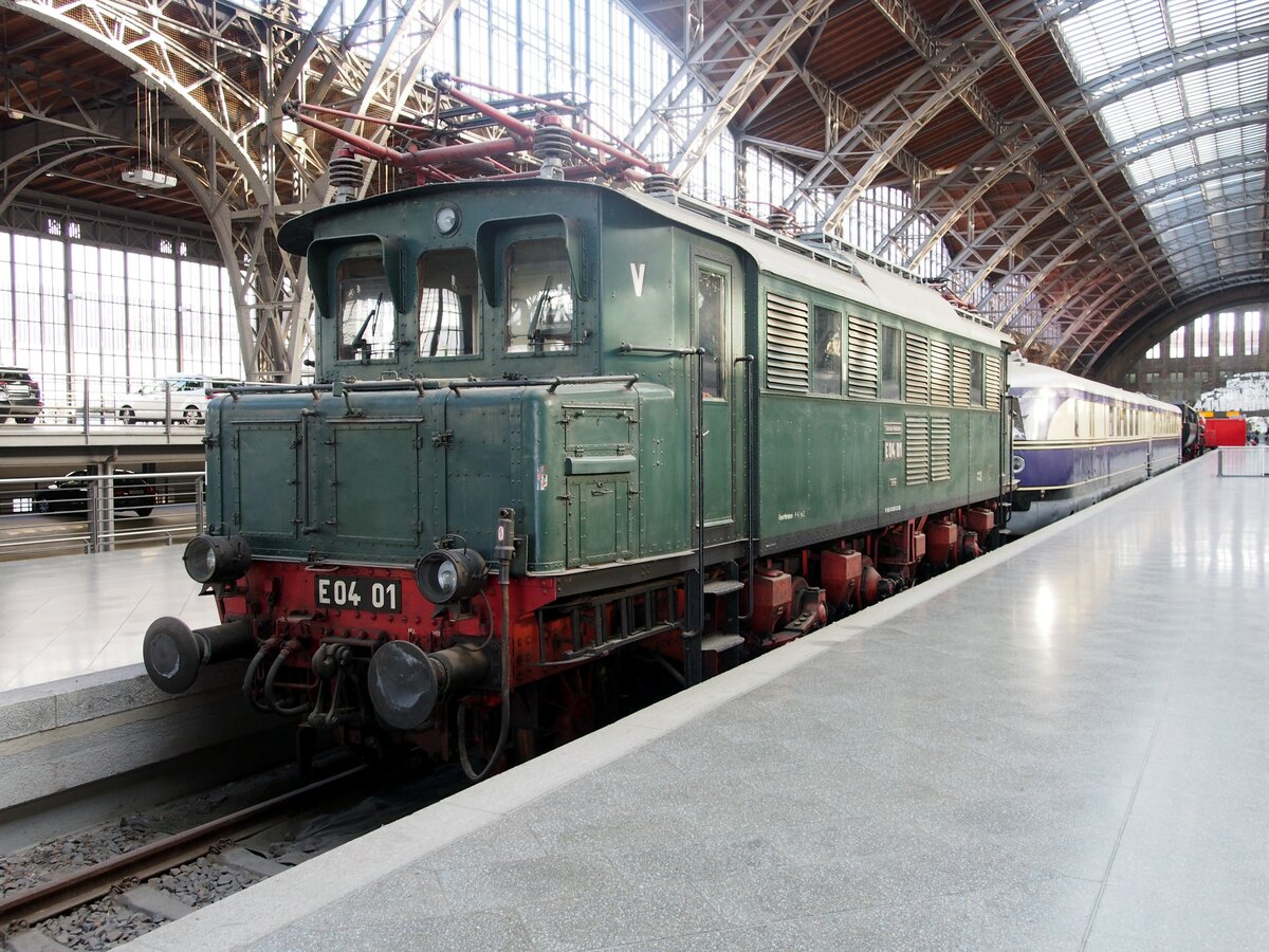 E 04 01 auf Gleis 24 im Hbf Leipzig am 19.07.2019.