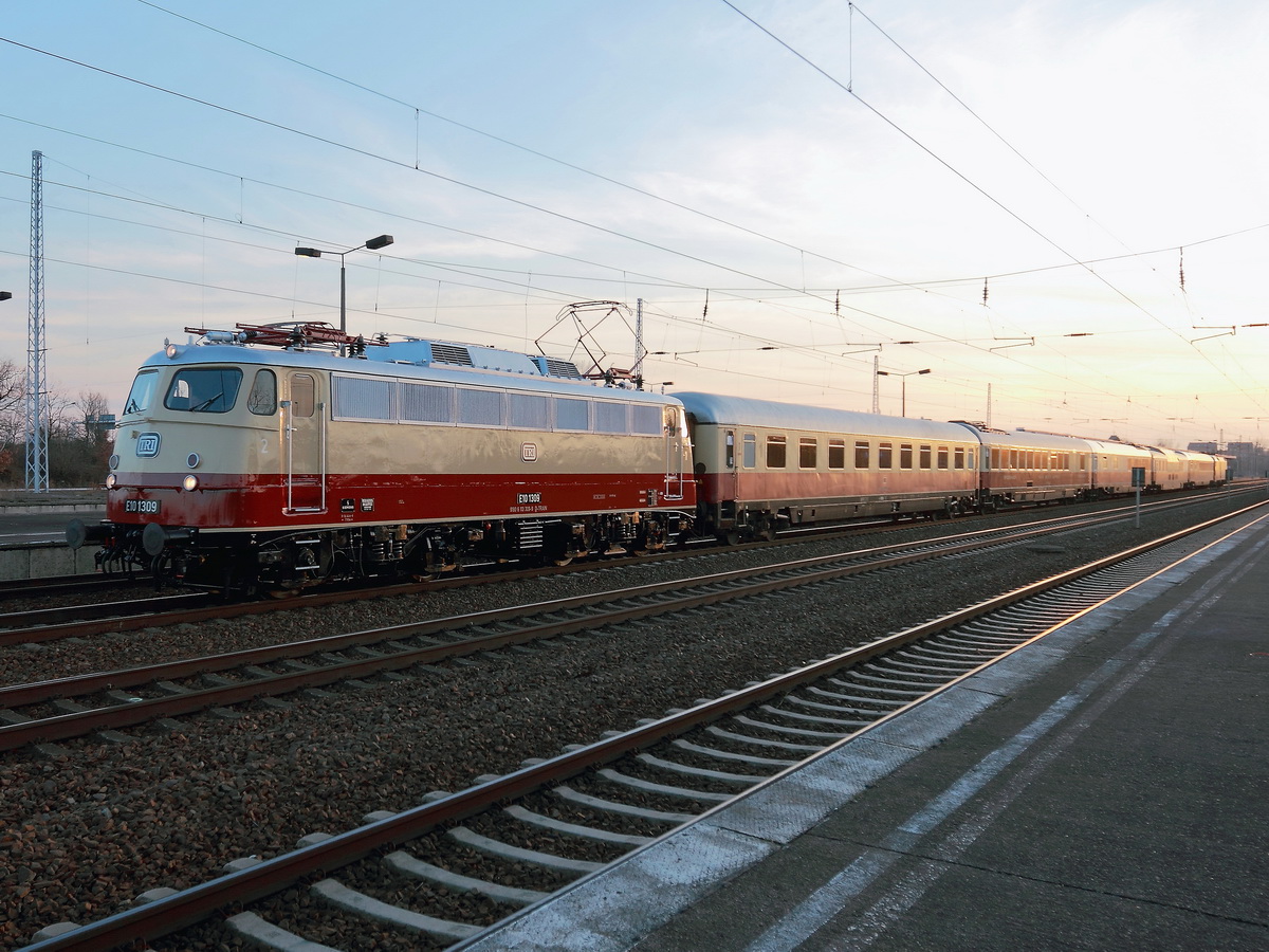 E 10 1309 bei der Ausfahrt aus dem Bahnhof Berlin Sch�nefeld Flughafen in Richtung Ostbahnhof am 13. Februar 2016.