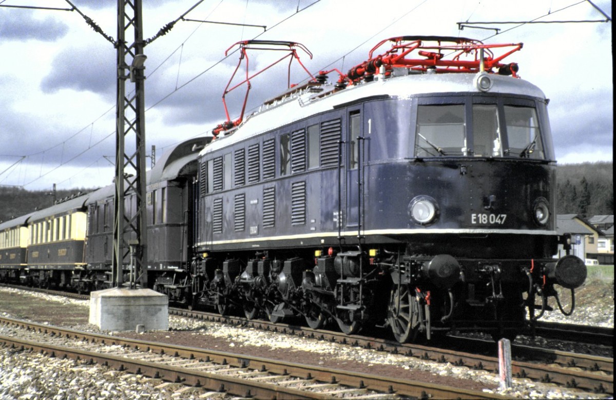 E 18 047 mit dem historischen Rheingold in Amstetten am 13.04.1985.