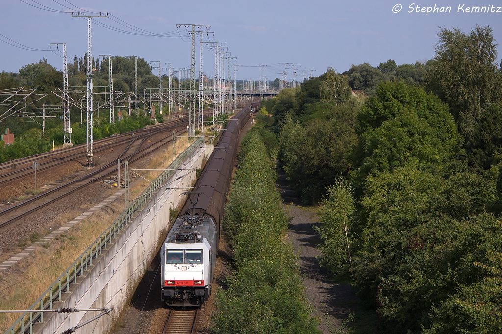 E 186 136 Macquarie European Rail fr OHE Cargo GmbH mit einem H-Wagen Ganzzug in Stendal(Wahrburg) und fuhr in Richtung Wolfsburg weiter. Am Zugende hing als Wagenlok die Fz. 1033 (273 005-9). 22.08.2013