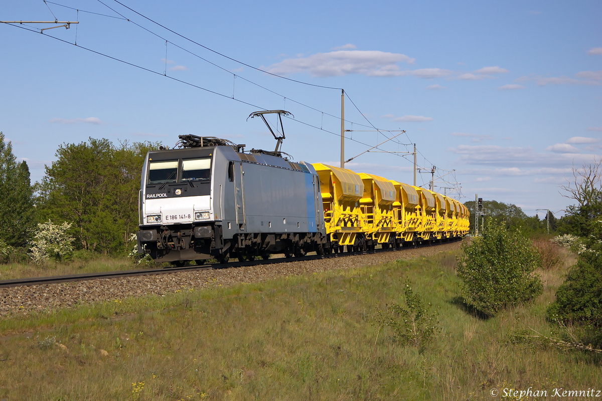 E 186 141-8 Railpool GmbH für METRANS Rail s.r.o mit einem Loko Trans Güterzug in Stendal und fuhr in Richtung Salzwedel weiter. Die Waggons waren von Typ Faccs, Rs gewesen und an allen Waggons war ein Aufkleber der SAUDI RAILWAYS ORGANIZATION drauf. 03.05.2014