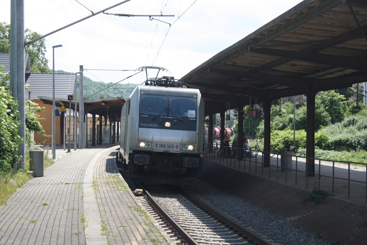 E 186 145 von Railpool bei der Durchfahrt im Bahnhof Bad K�sen am 1.6.22