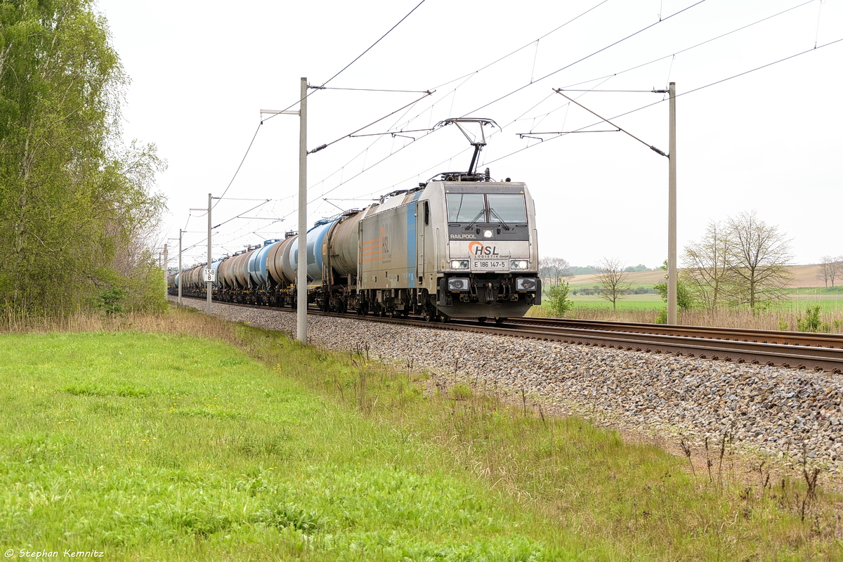 E 186 147-5 Railpool GmbH fr HSL Logistik GmbH mit einem Kesselzug  Dieselkraftstoff oder Gasl oder Heizl (leicht)  in Nennhausen und fuhr weiter in Richtung Wustermark. 06.05.2017