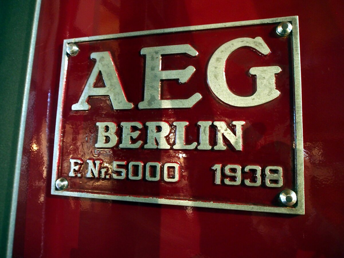 E 19 01 im Technik Museum in Berlin am 06.10.2016. Fabrikschild.