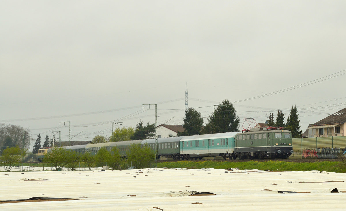 E 40 128 des DB Museum bei einer Überführungsfahrt am 13.04.2016 kurz vor Weiterstadt. Am Zugchluß hing 140 428
