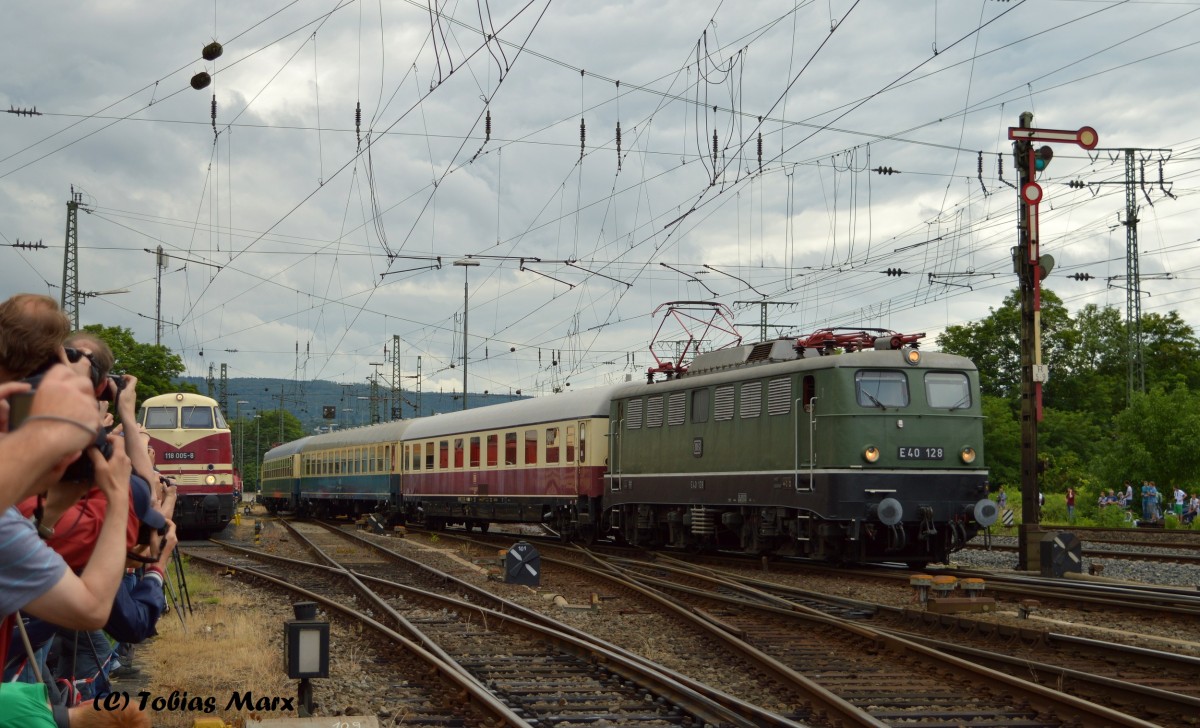 E 40 128 rangierte den Zubringerzug aus Frankfurt.a.M ins Museum in Koblenz. Aufgenommen beim Sommerfest am 13.06.2015