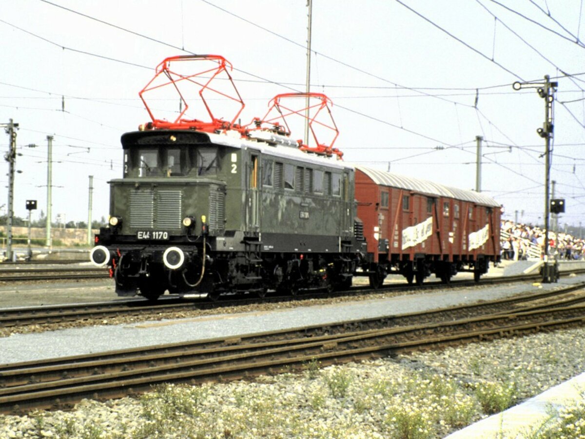 E 44 1170 mit einem fest gekuppelten Doppelwagen Stückgut Schnellverkehr bei der Jubiläumsparade 150 Jahre Deutsche Eisenbahn in Nürnberg am 14.09.1985. 