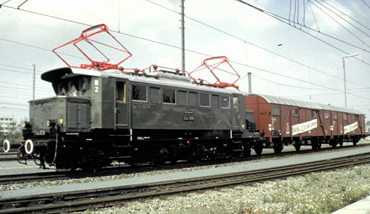 E 44 1170 mit Stückgut Schnellverkehr Doppelwagen bei der Jubiläumsparade 150 Jahre Deutsche Eisenbahn in Nürnberg am 14.09.1985.
