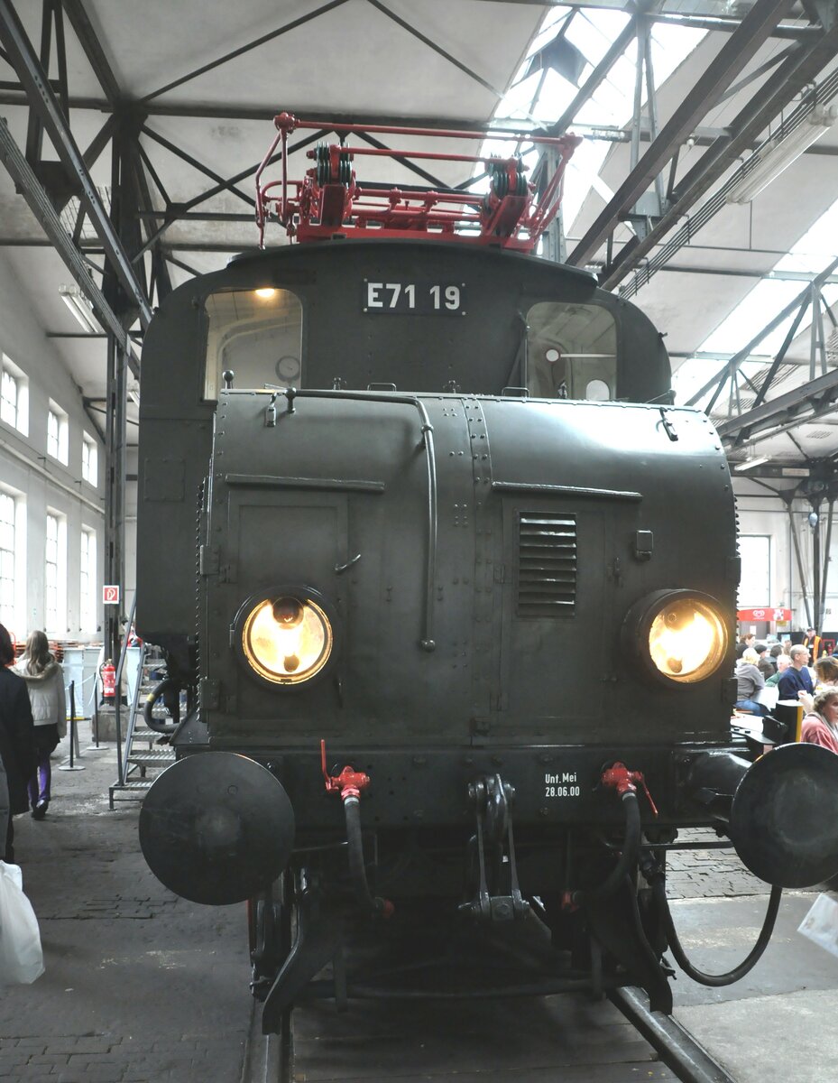 E 71 19 im Bahnpark Augsburg am 25.10.2009. Frontansicht.