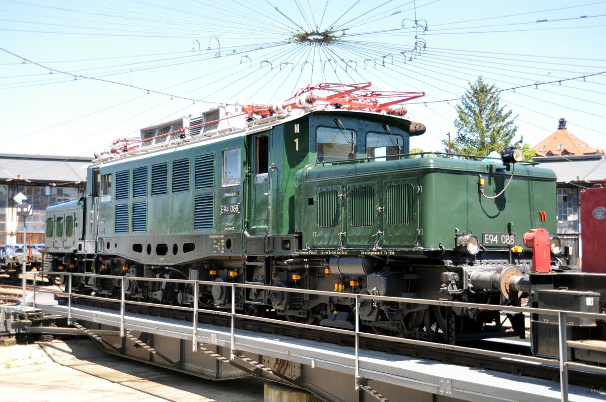 E 94 088 auf der Drehscheibe im Bahnpark Augsburg am 26.06.2022.