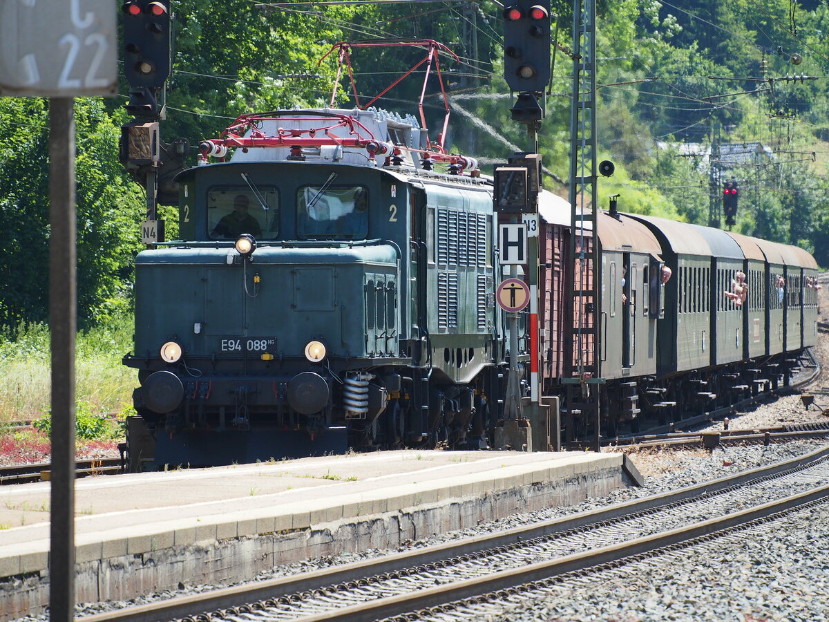E 94 088 mit Sonderzug in Geislingen Steige am 22.06.2014.