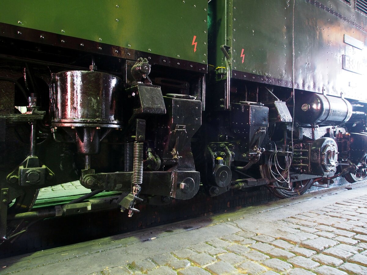 E 95 02 im Eisenbahnmuseum Halle am 20.07.2019. Detailaufnahme  Fahrwekteil.