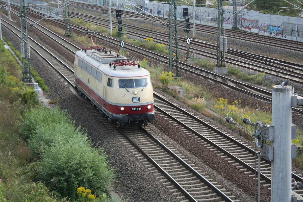 E03 001 unterwegs nach Dessau, hier bei der durchfahrt in Halle-S�d am 21.8.19